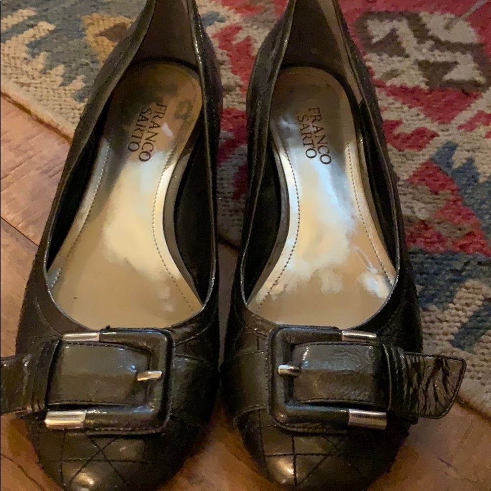 Ladies flat shoes.